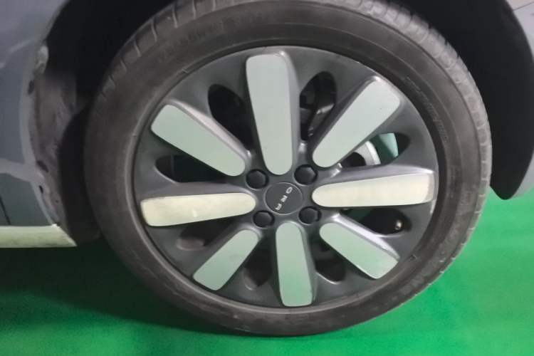 Used ORA Black Cat 2021 351 km Luxury Version Right Front Wheel Hub