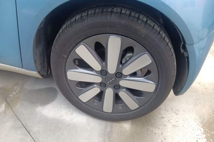 Used ORA Black Cat 2021 351 km Luxury Version Right Front Wheel Hub