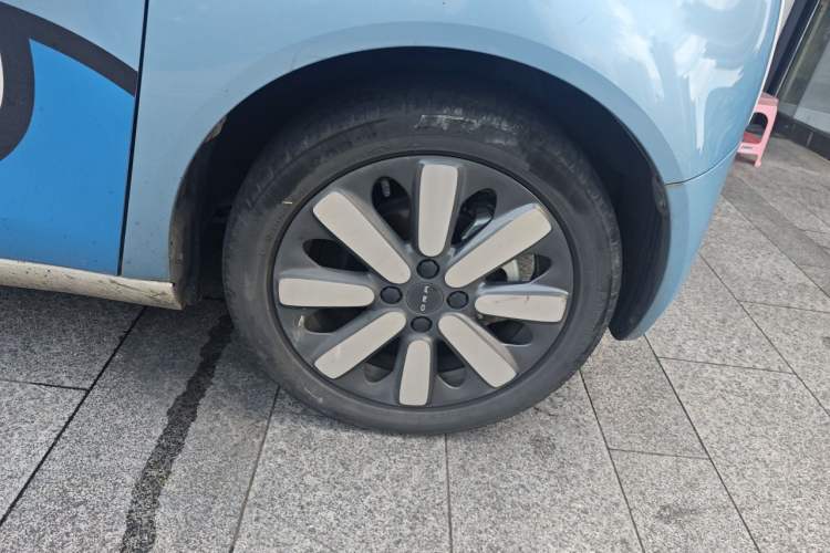 Used ORA Black Cat 2021 351 km Standard Version Right Front Wheel Hub