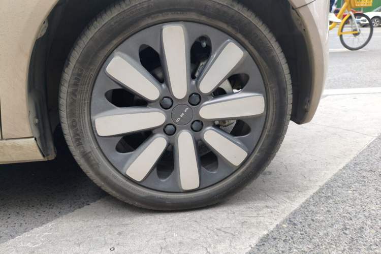 Used ORA Black Cat 2021 351 km Luxury Version Right Front Wheel Hub