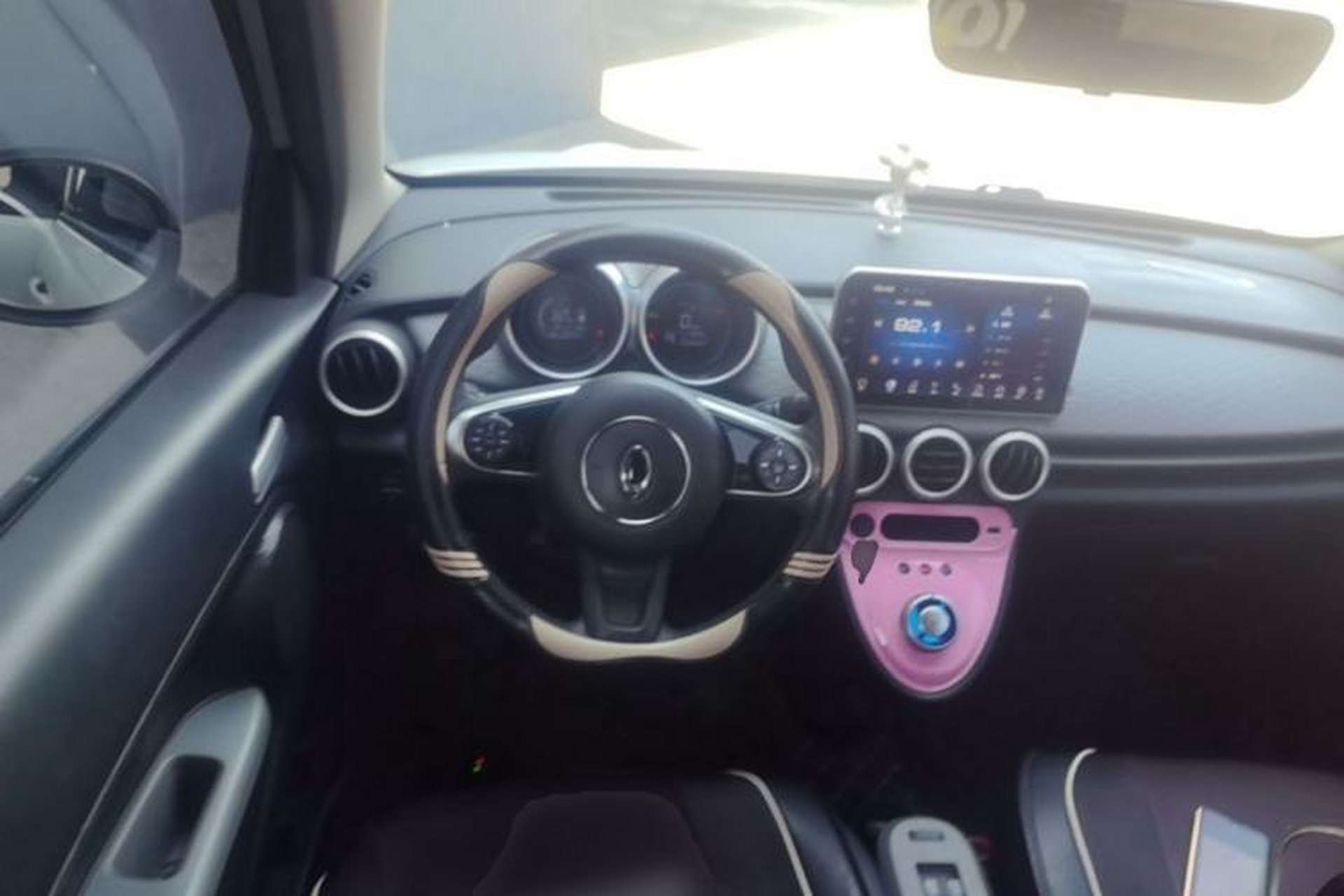 Used ORA Black Cat 2021 351 km Luxury Version Steering Wheel