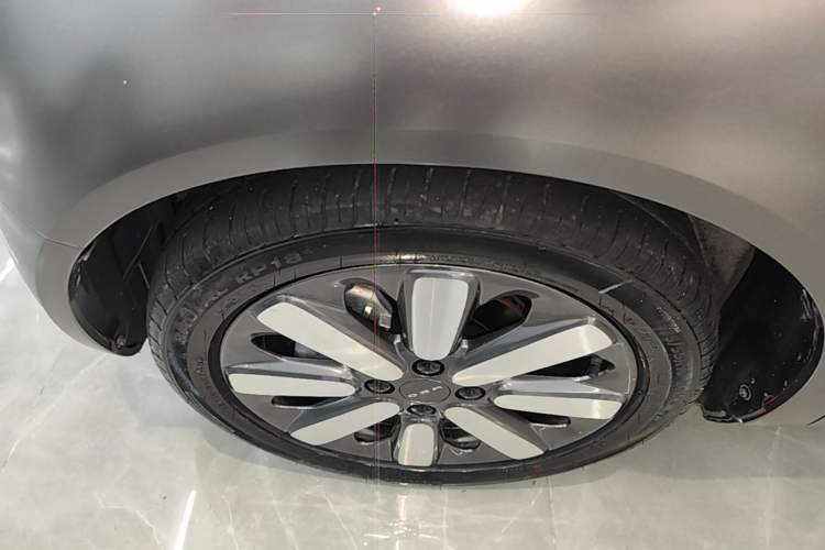Used ORA Black Cat 2021 351 km Luxury Version Left Front Wheel Hub