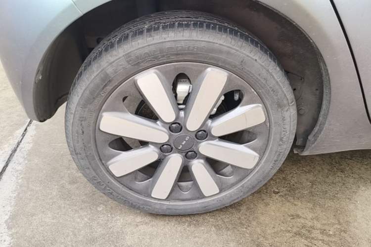 Used ORA Black Cat 2021 351 km Luxury Version Right Rear Wheel Hub