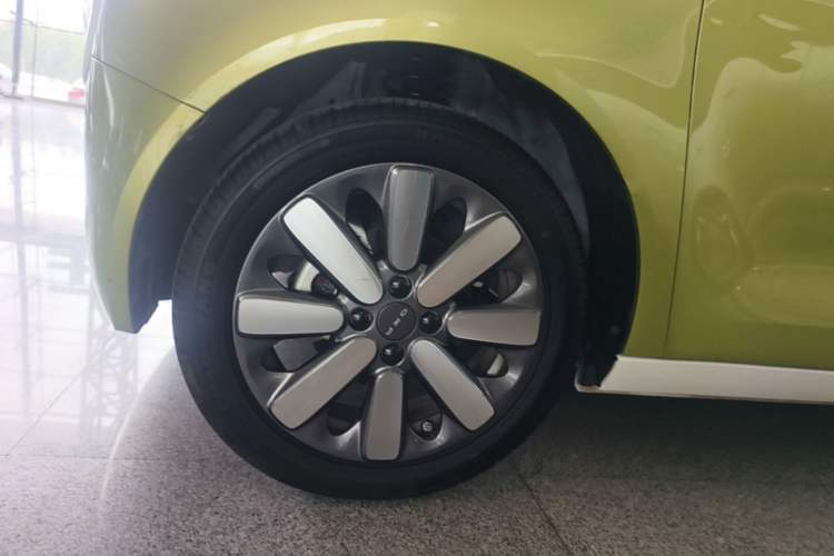 Used ORA Black Cat 2021 351 km Standard Version Left Front Wheel Hub