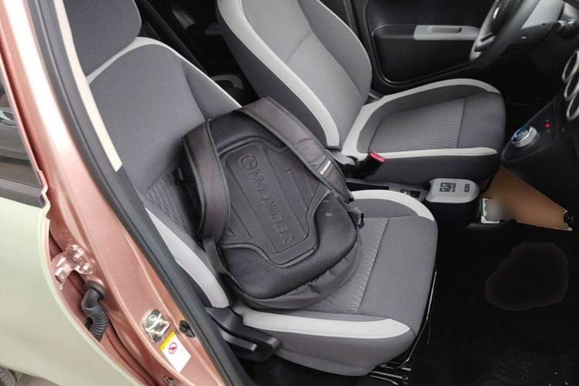 Used ORA Black Cat 2021 351 km Luxury Version Right Front Seat