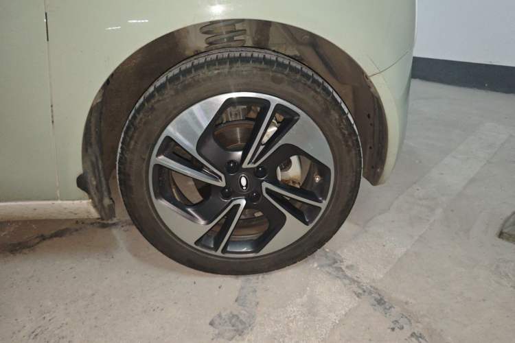 Used ORA Black Cat 2021 351 km Luxury Version Right Front Wheel Hub