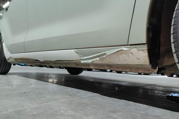 Used ORA Black Cat 2021 301 km Basic Version Right Side Sill