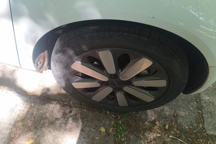 Used ORA Black Cat 2021 351 km Luxury Version Right Front Wheel Hub