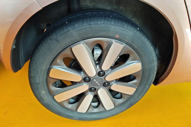 Used ORA Black Cat 2021 351 km Luxury Version Right Rear Wheel Hub