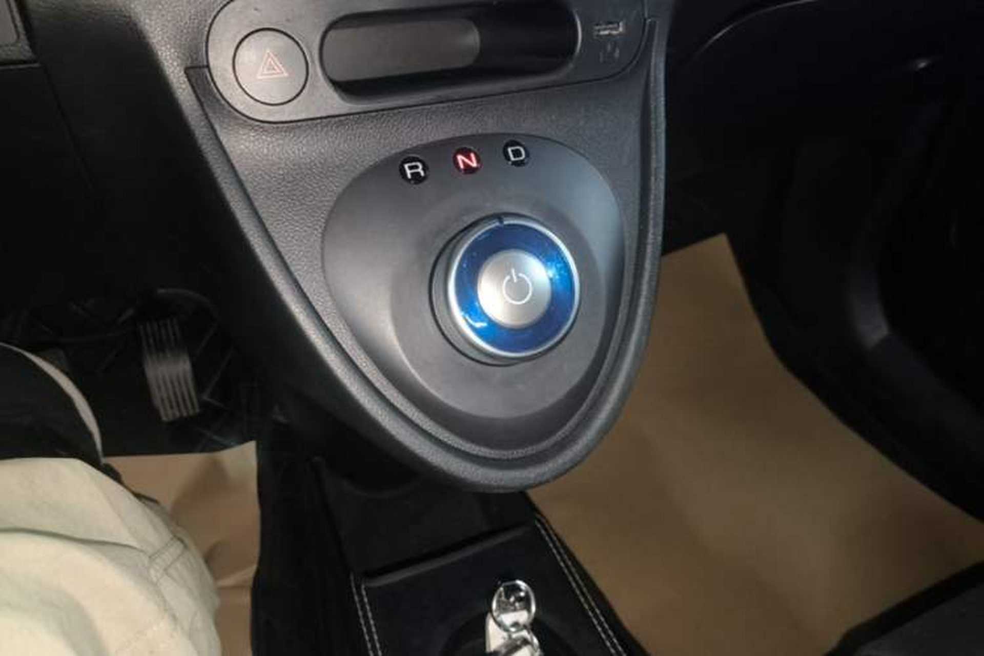 Used ORA Black Cat 2021 301 km Basic Version Gear Lever