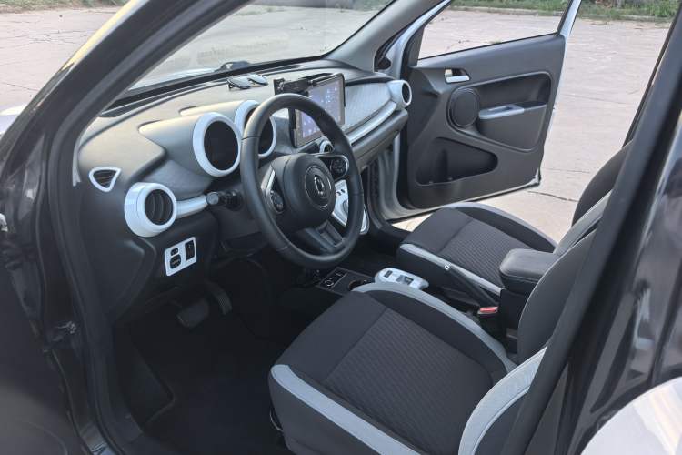 Used ORA Black Cat 2021 301 km Basic Version Interior 4