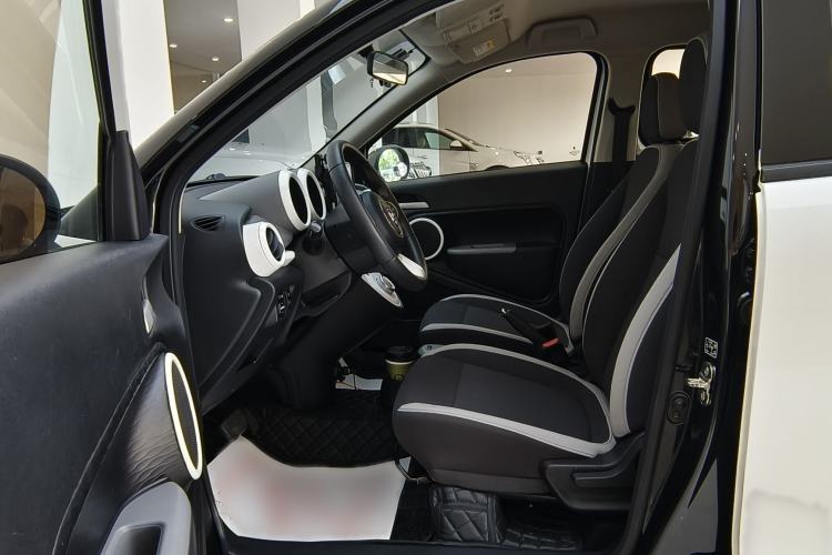 Used ORA Black Cat 2021 301 km Basic Version Interior 4