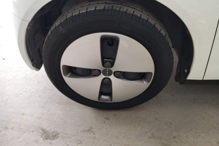 Used ORA Black Cat 2021 301 km Basic Version Left Front Wheel Hub