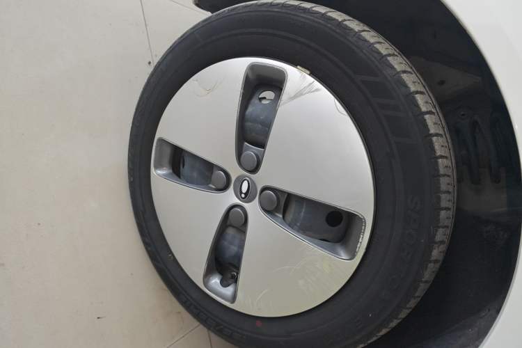 Used ORA Black Cat 2021 301 km Basic Version Left Front Wheel Hub