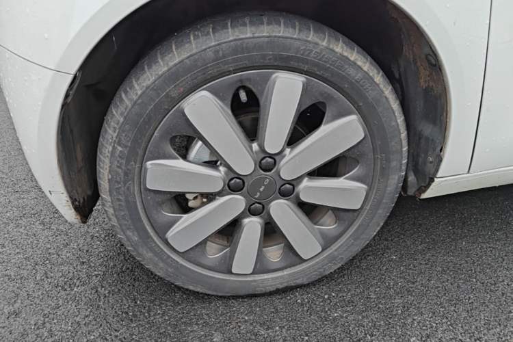 Used ORA Black Cat 2021 351 km Luxury Version Left Front Wheel Hub