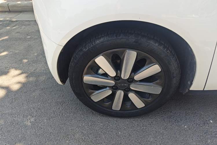 Used ORA Black Cat 2021 351 km Standard Version Left Front Wheel Hub