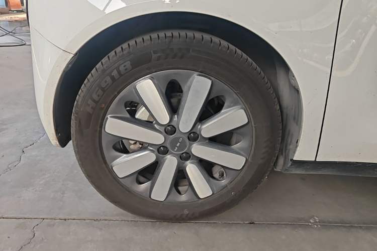 Used ORA Black Cat 2021 351 km Luxury Version Left Front Wheel Hub