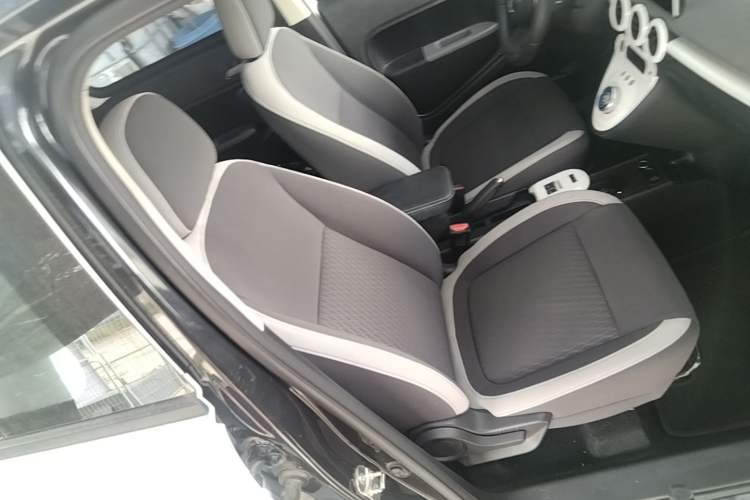 Used ORA Black Cat 2021 301 km Basic Version Right Front Seat