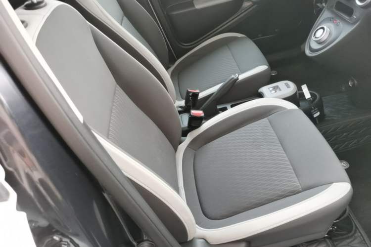 Used ORA Black Cat 2021 301 km Basic Version Right Front Seat