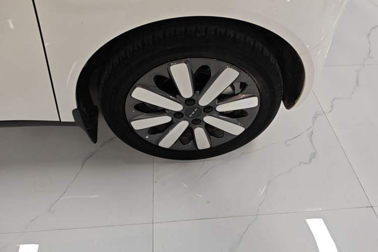 Used ORA Black Cat 2021 351 km Luxury Version Right Front Wheel Hub