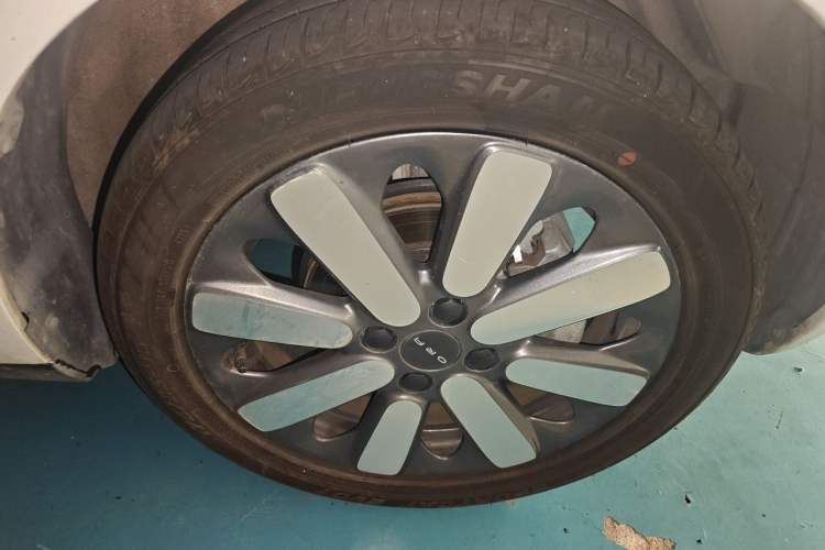 Used ORA Black Cat 2021 351 km Luxury Version Right Front Wheel Hub