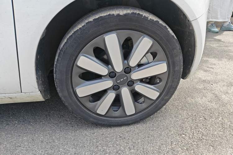 Used ORA Black Cat 2021 351 km Luxury Version Right Front Wheel Hub