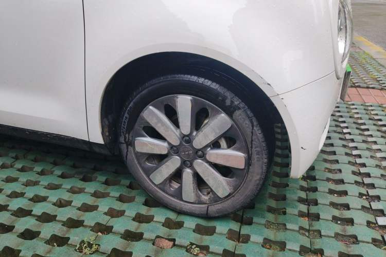 Used ORA Black Cat 2021 351 km Standard Version Right Front Wheel Hub