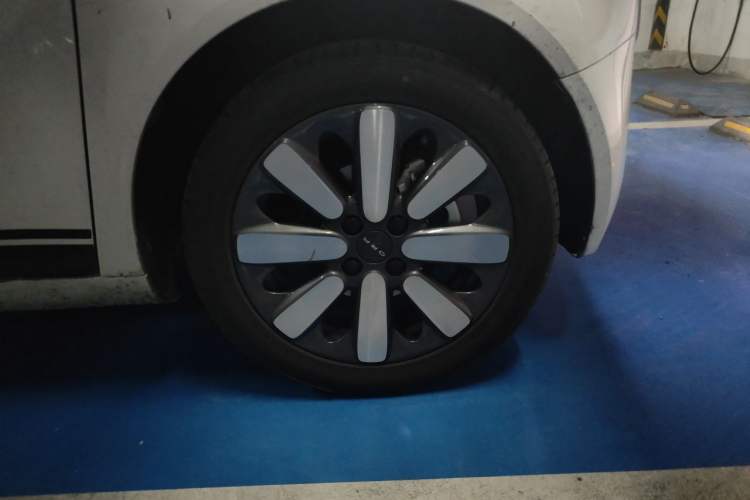 Used ORA Black Cat 2021 351 km Standard Version Right Front Wheel Hub