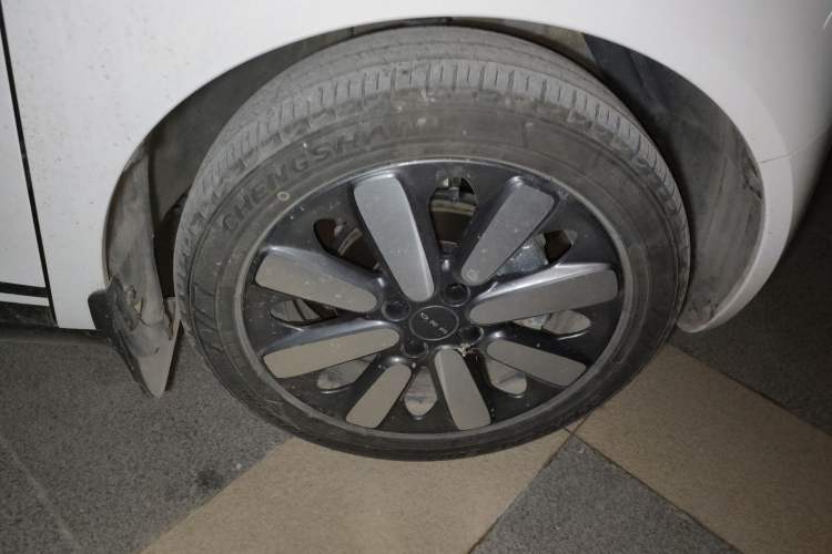 Used ORA Black Cat 2021 351 km Luxury Version Right Front Wheel Hub