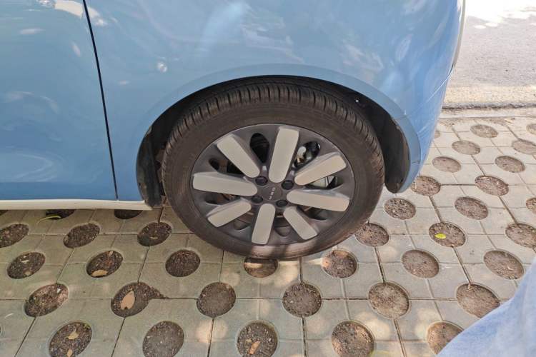 Used ORA Black Cat 2021 351 km Standard Version Right Front Wheel Hub