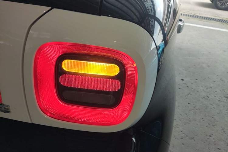 Used ORA Black Cat 2021 301 km Basic Version Right Rear Taillight