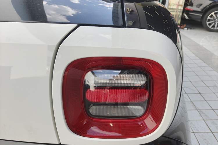 Used ORA Black Cat 2021 301 km Basic Version Right Rear Taillight