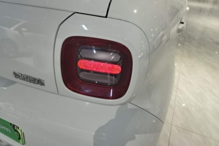 Used ORA Black Cat 2021 301 km Basic Version Right Rear Taillight