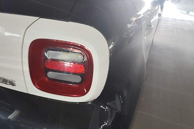 Used ORA Black Cat 2021 301 km Basic Version Right Rear Taillight