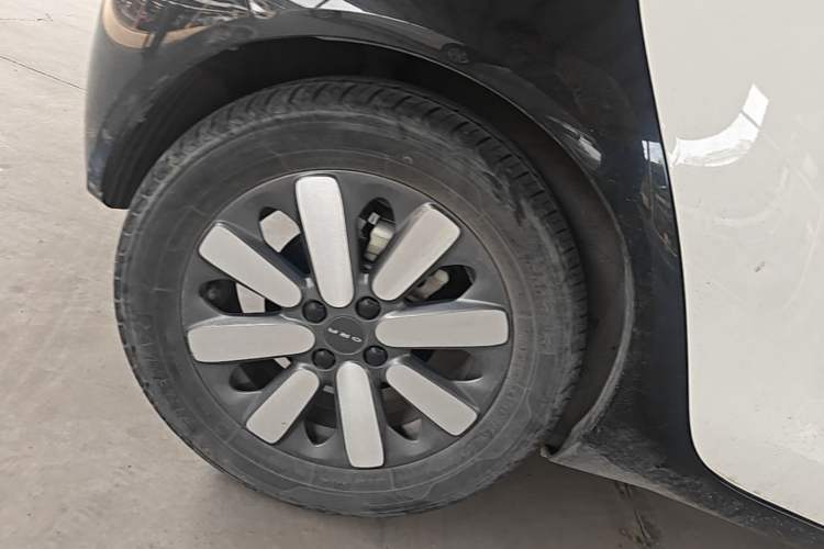 Used ORA Black Cat 2021 351 km Luxury Version Right Rear Wheel Hub