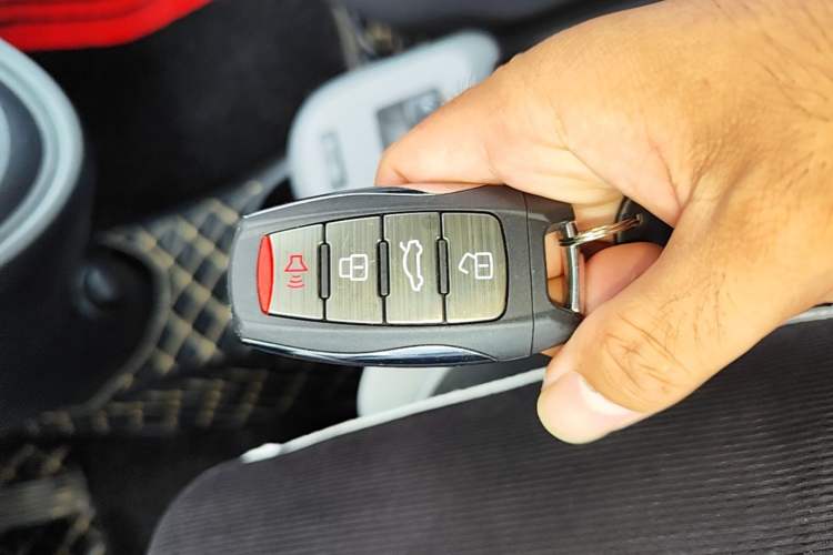 Used ORA Black Cat 2021 301 km Basic Version Vehicle Key