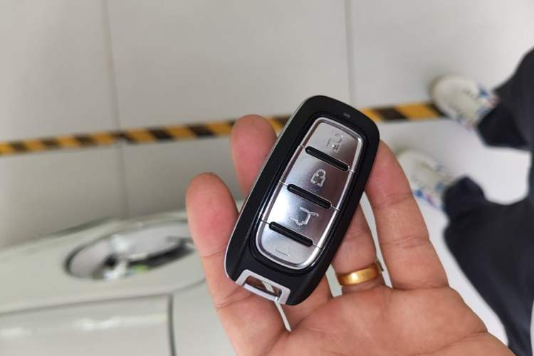 Used ORA Black Cat 2021 351 km Standard Version Vehicle Key