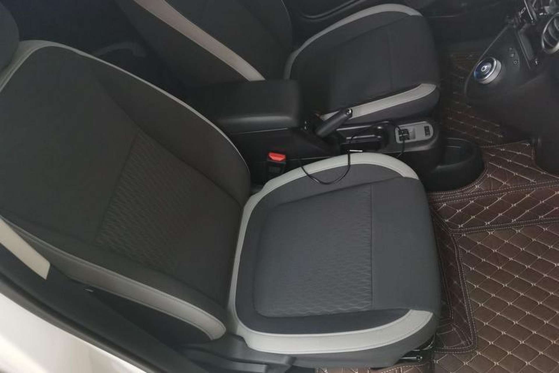 Used ORA Black Cat 2021 301 km Basic Version Right Front Seat