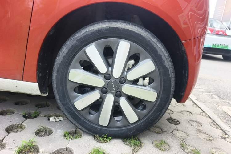 Used ORA Black Cat 2021 351 km Luxury Version Right Front Wheel Hub