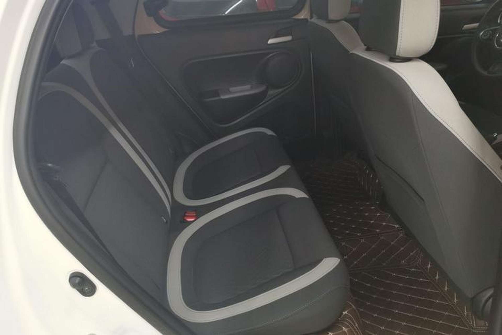 Used ORA Black Cat 2021 301 km Basic Version Right Rear Seat