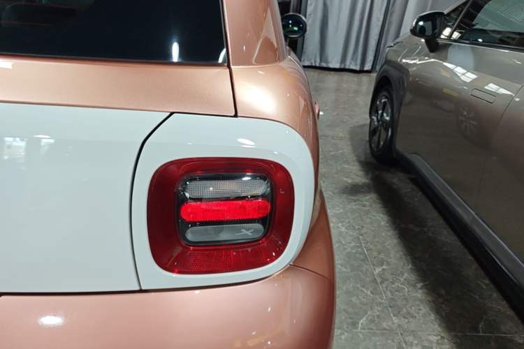 Used ORA Black Cat 2021 405 km Long-Range Version Right Rear Taillight