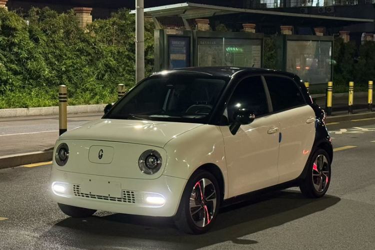 Used ORA Black Cat 2022 351 km HelloKitty Collaboration Edition Lithium-Ion Battery Exterior 2