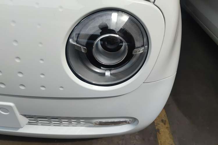 Used ORA Black Cat 2022 351 km HelloKitty Collaboration Edition Lithium-Ion Battery Left Front Headlight