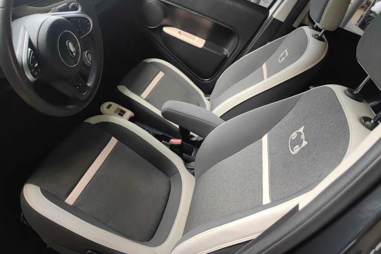 Used ORA Black Cat 2022 351 km HelloKitty Collaboration Edition Lithium-Ion Battery Left Front Seat