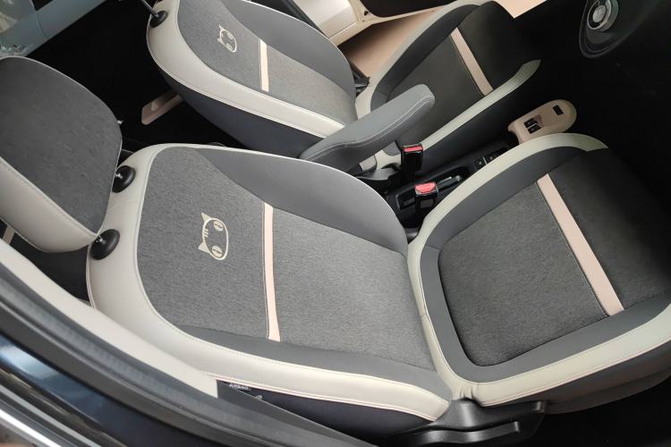 Used ORA Black Cat 2022 351 km HelloKitty Collaboration Edition Lithium-Ion Battery Right Front Seat