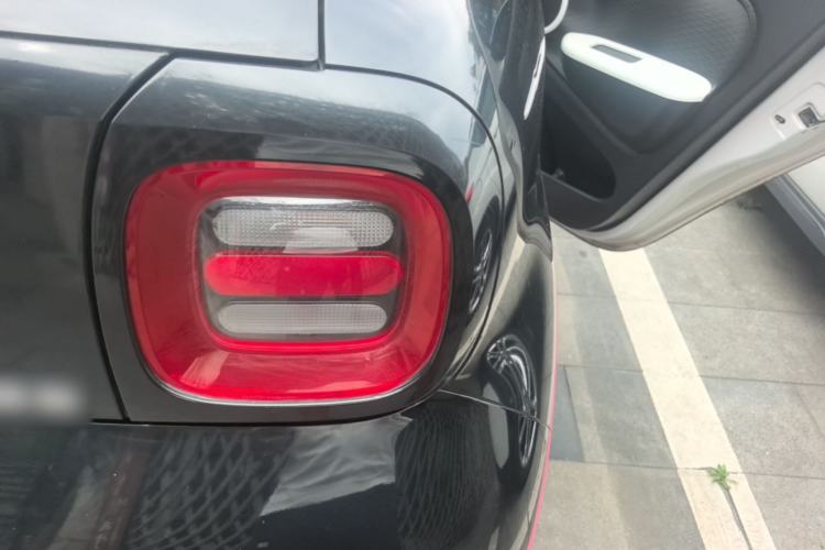 Used ORA Black Cat 2022 Updated Version 301 km Cute Pet Edition Lithium Iron Phosphate Right Rear Taillight