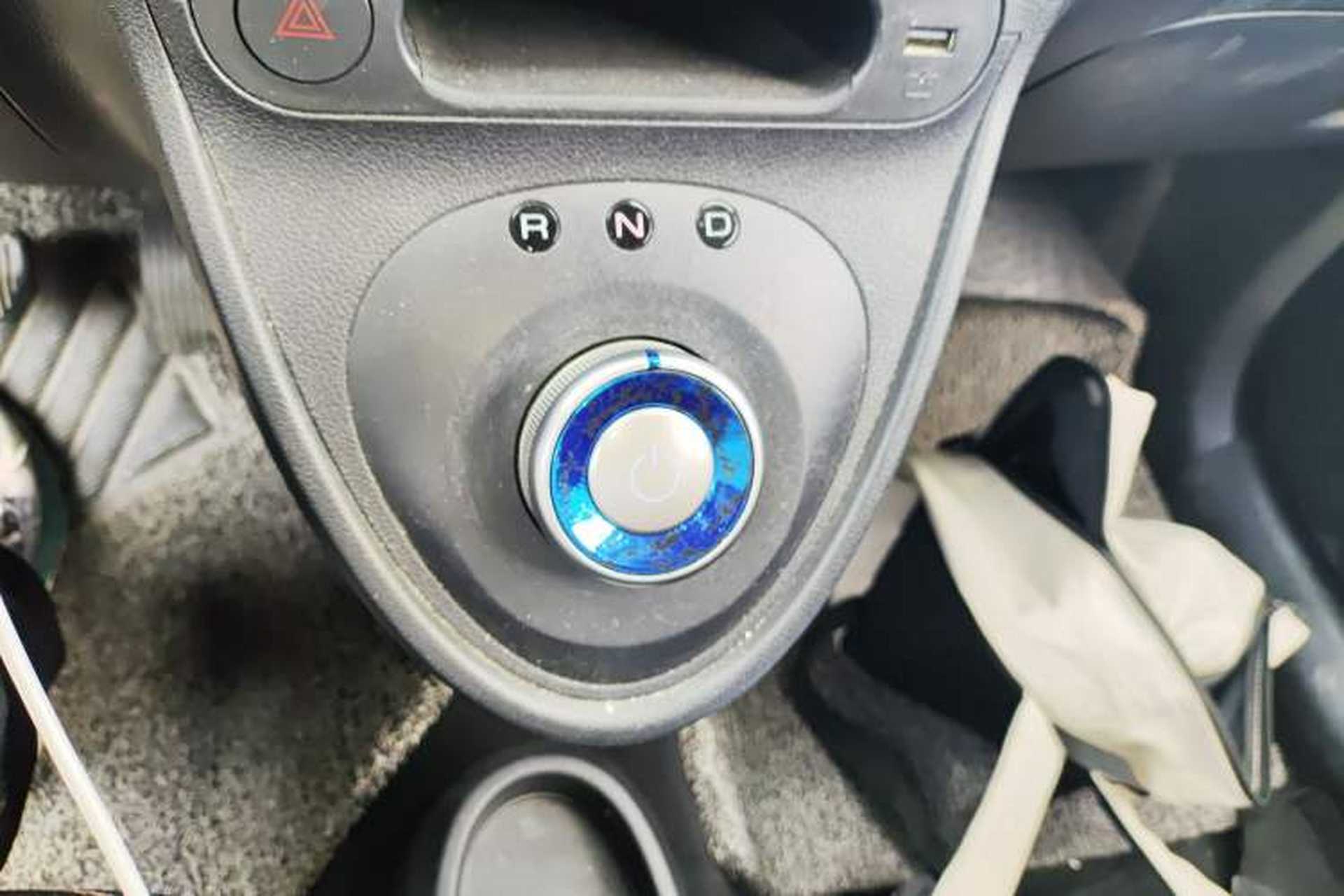 Used ORA Black Cat 2022 351 km Range Luxury Version Lithium-Ion Battery Gear Lever