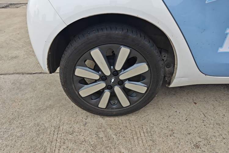 Used ORA Black Cat 2022 351 km Range Comfort Version Ternary Lithium Right Rear Wheel Hub