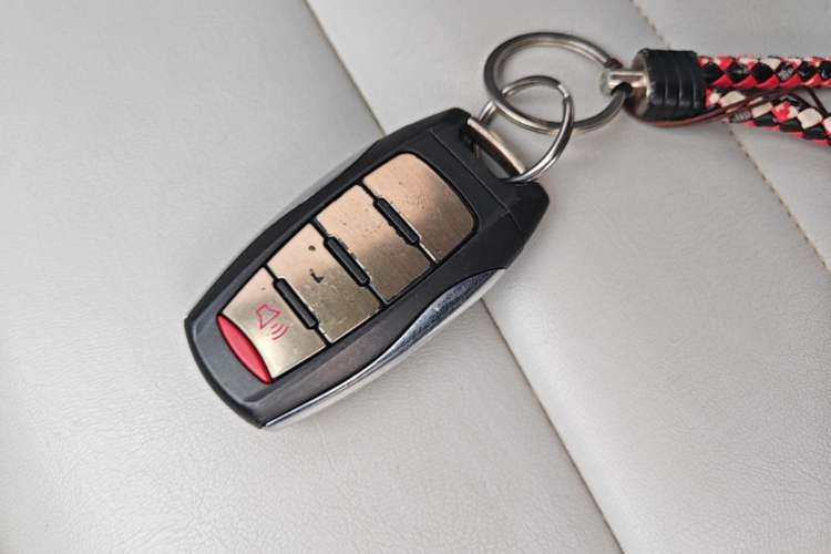 Used ORA Black Cat 2022 351 km Range Comfort Version Ternary Lithium Vehicle Key