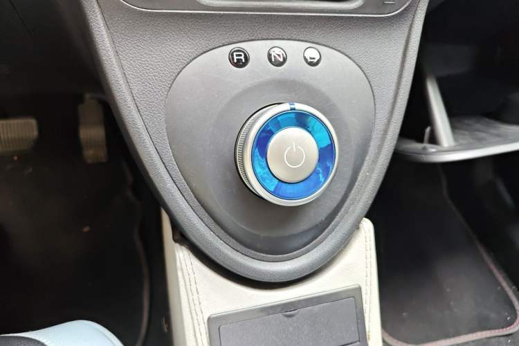 Used ORA Black Cat 2022 351 km Range Luxury Version Lithium-Ion Battery Gear Lever